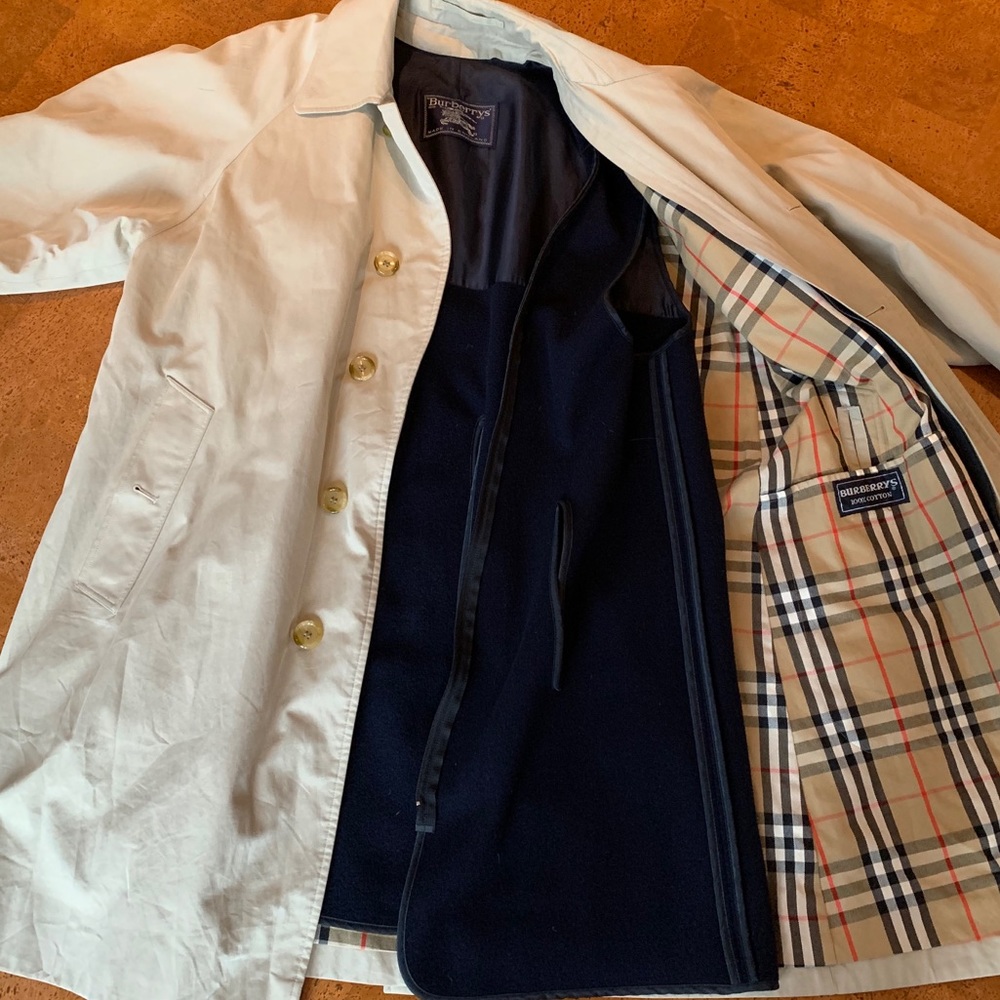 Men’s authentic Burberry Trench coat-size. XL